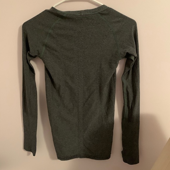 Lululemon Long sleeve grey shirt size 2 or 4 - Picture 2 of 4